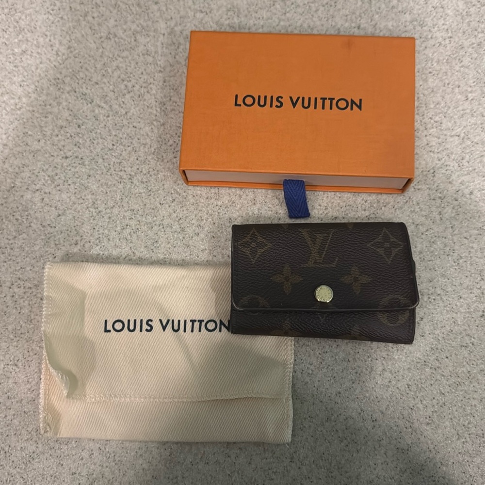 Louis Vuitton 6 key ring wallet